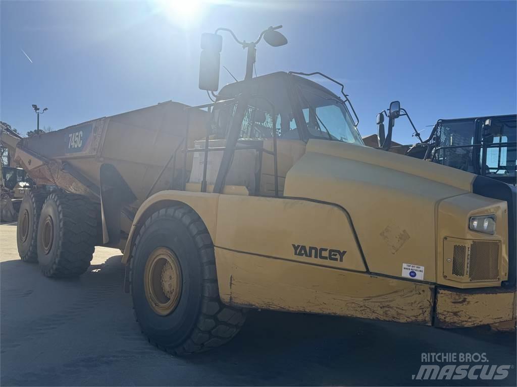 CAT 745 Dumper - Knickgelenk