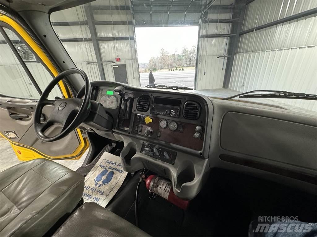 Freightliner M2106 Kastenaufbau