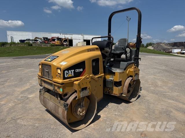 CAT CB24B Tandemwalzen