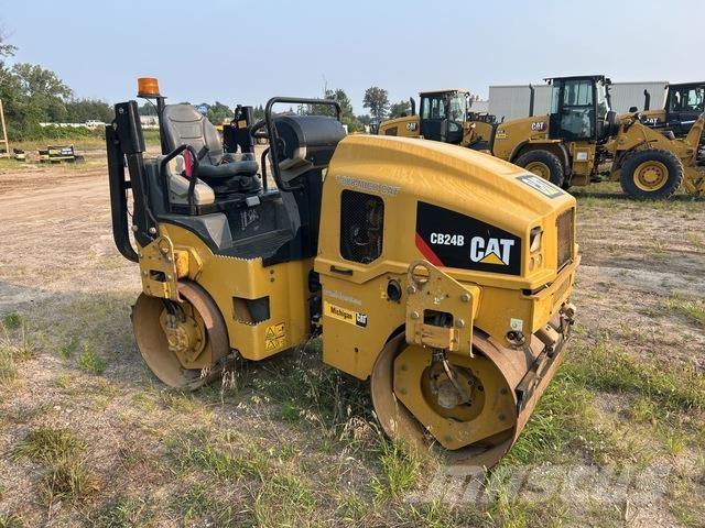 CAT CB24B Tandemwalzen