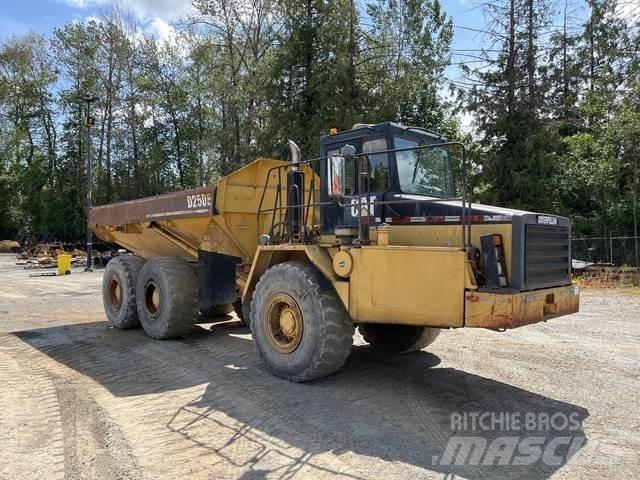 CAT D250E Dumper - Knickgelenk