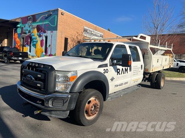 Ford F-550 Pritschenwagen/Pritschenwagen mit Seitenklappe