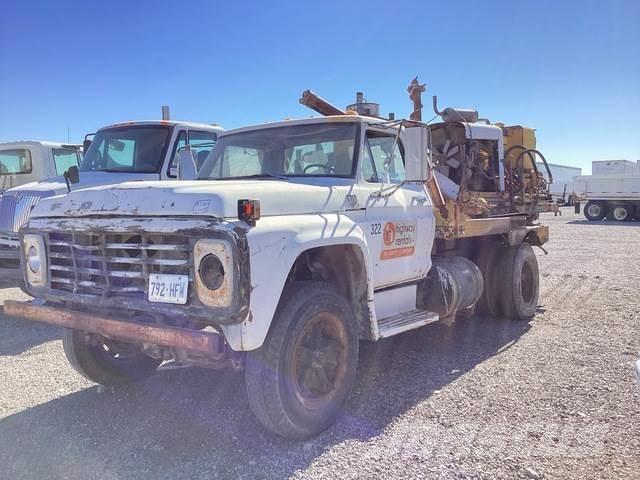 Ford F-700 Fahrzeug mit mobiler Bohranlage