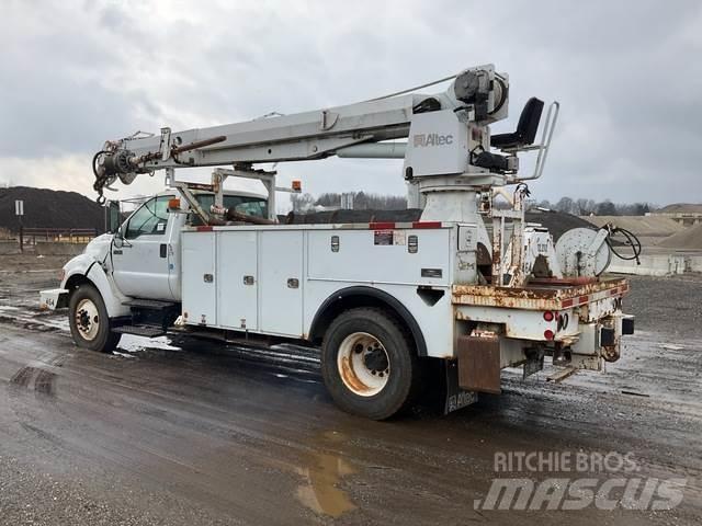 Ford F-750 Fahrzeug mit mobiler Bohranlage