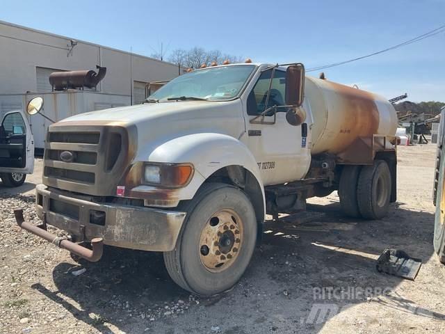 Ford F-750 Wassertanker