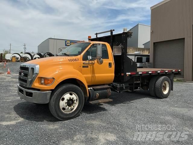 Ford F-750 Pritschenwagen/Pritschenwagen mit Seitenklappe