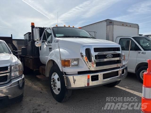 Ford F-750 Pritschenwagen/Pritschenwagen mit Seitenklappe