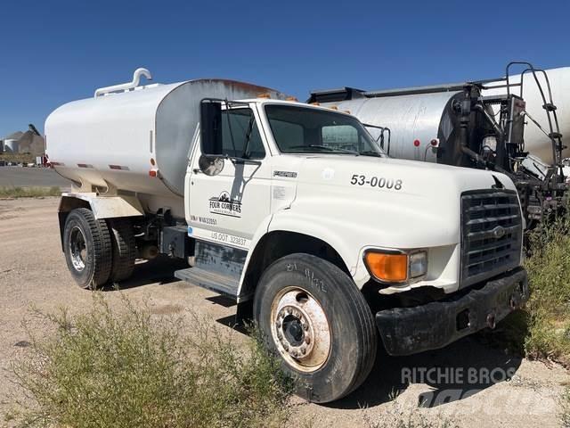 Ford F-800 Wassertanker