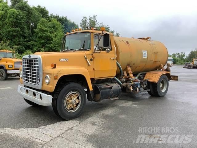 Ford L8000 Wassertanker