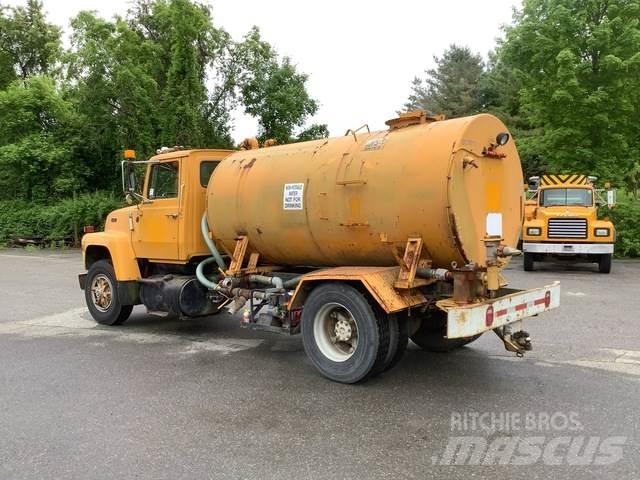 Ford L8000 Wassertanker
