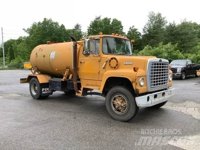 Ford L8000 Wassertanker