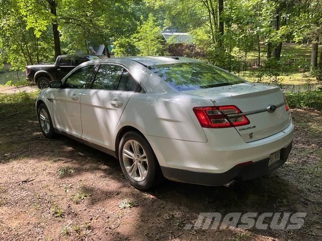 Ford Taurus PKWs