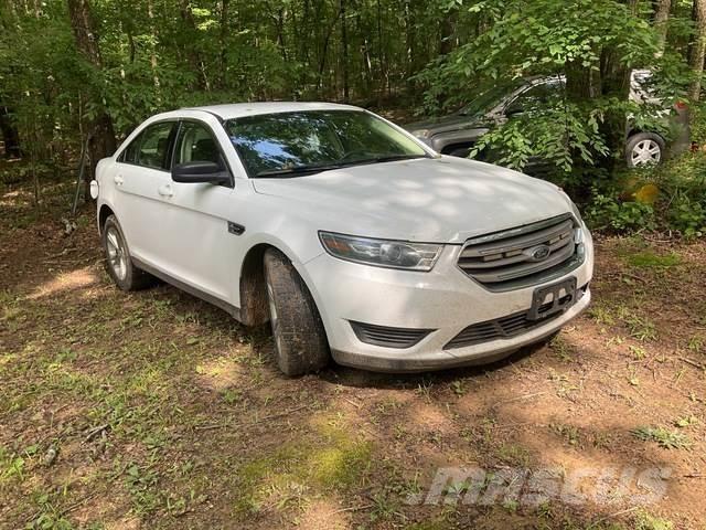 Ford Taurus PKWs