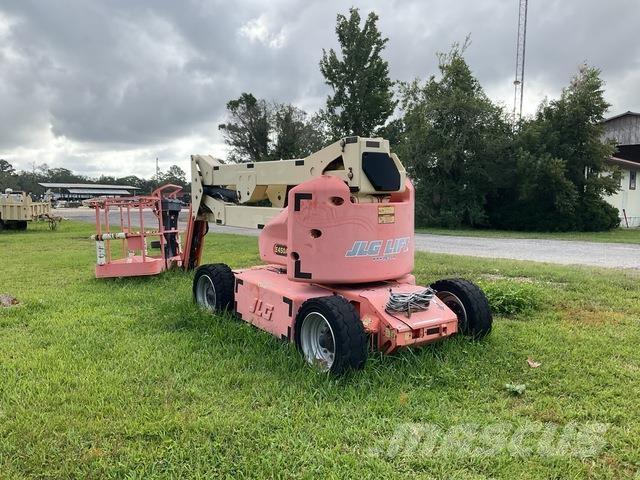 JLG E450AJ Gelenkteleskoparbeitsbühnen