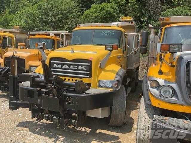 Mack 700 Schneeschilde und -pflüge