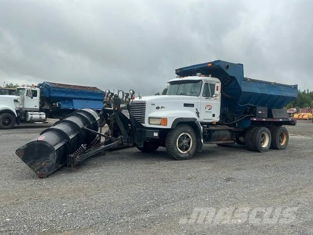 Mack CL713 Schneeschilde und -pflüge