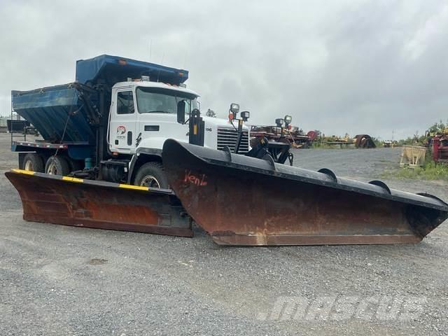 Mack CL713 Schneeschilde und -pflüge