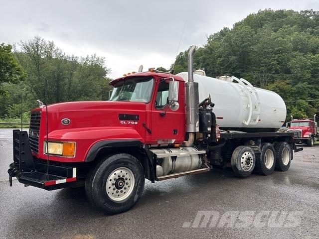 Mack CL733 Saug- und Druckwagen