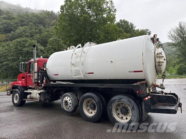 Mack CL733 Saug- und Druckwagen