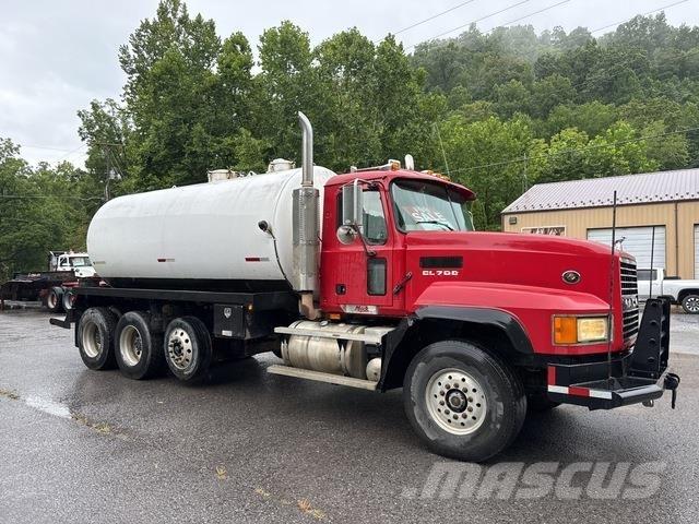 Mack CL733 Saug- und Druckwagen