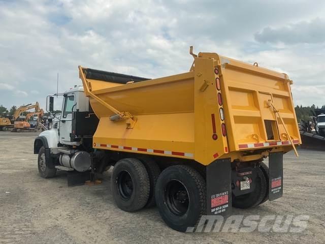Mack CV713 Schneeschilde und -pflüge