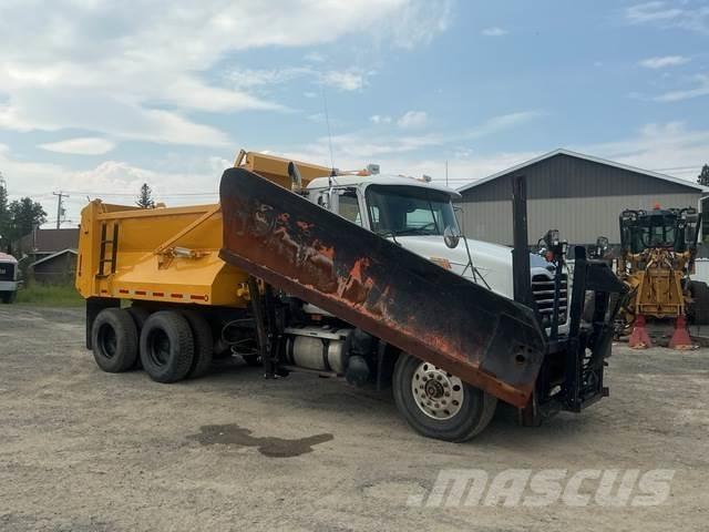 Mack CV713 Schneeschilde und -pflüge