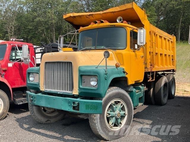Mack DM686SX Kipper