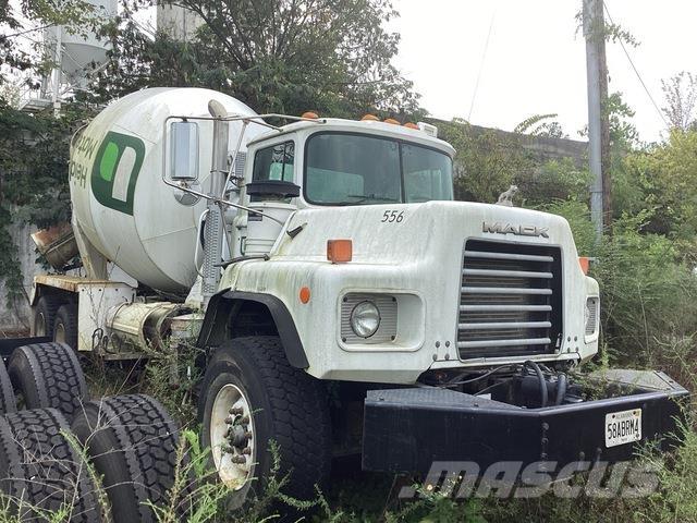 Mack DM690S Andere Fahrzeuge