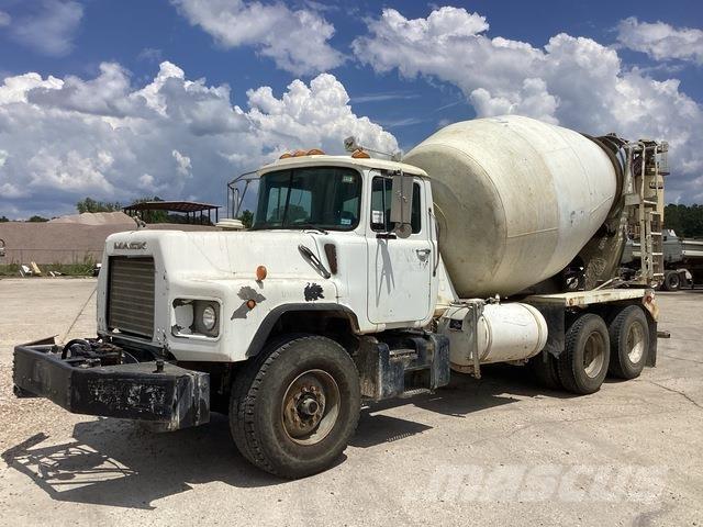 Mack DM690S Andere Fahrzeuge