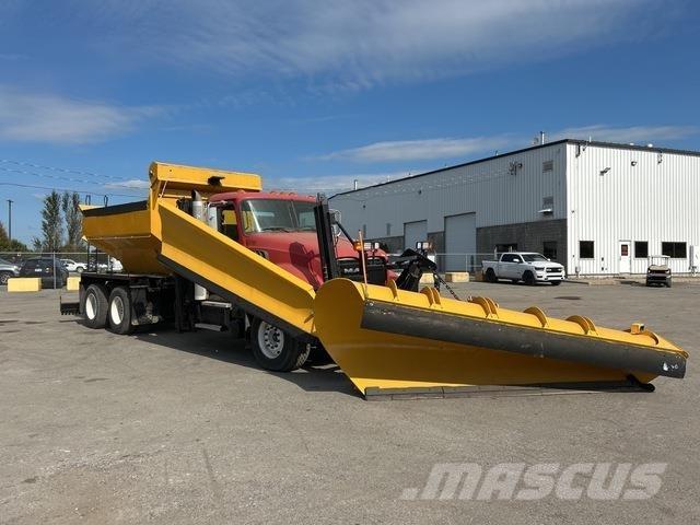 Mack GU433 Schneeschilde und -pflüge