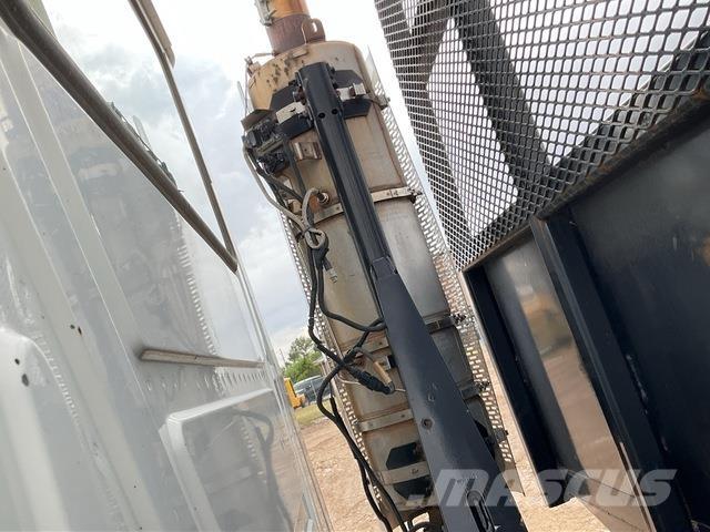 Mack GU713 Pritschenwagen/Pritschenwagen mit Seitenklappe