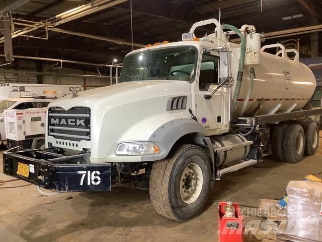 Mack GU813 Tankwagen
