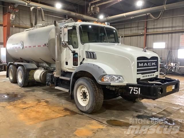 Mack GU813 Wassertanker