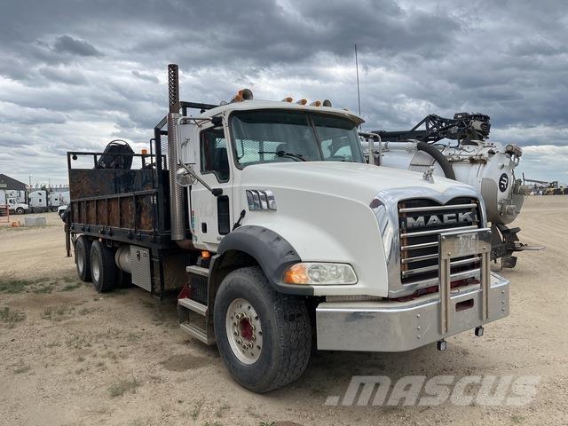 Mack GU813 Kranwagen