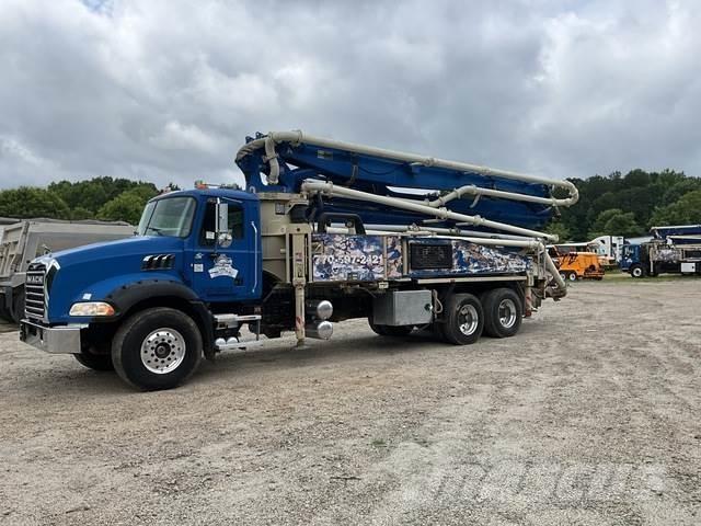 Mack GU813 Betonpumpen