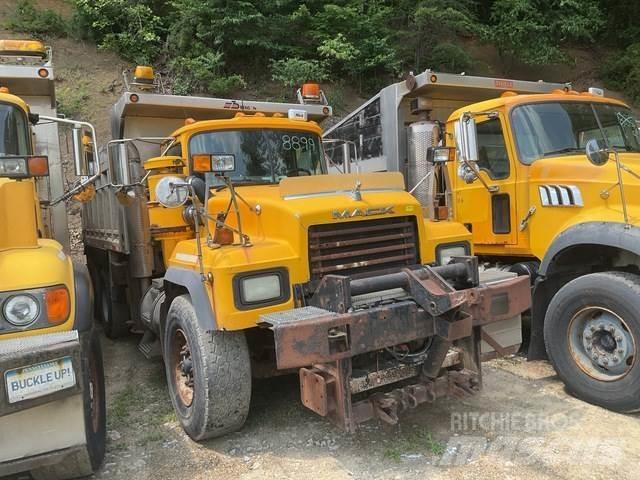 Mack RD600 Schneeschilde und -pflüge
