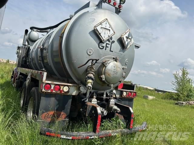 Peterbilt  Saug- und Druckwagen