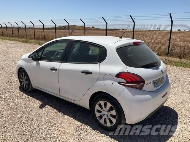 Peugeot 208 PKWs