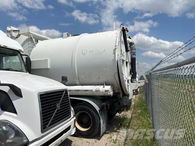 Sterling L9500 Saug- und Druckwagen