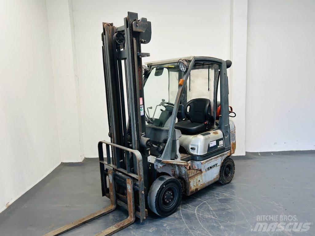Nissan PD01A18PQ Gas Stapler