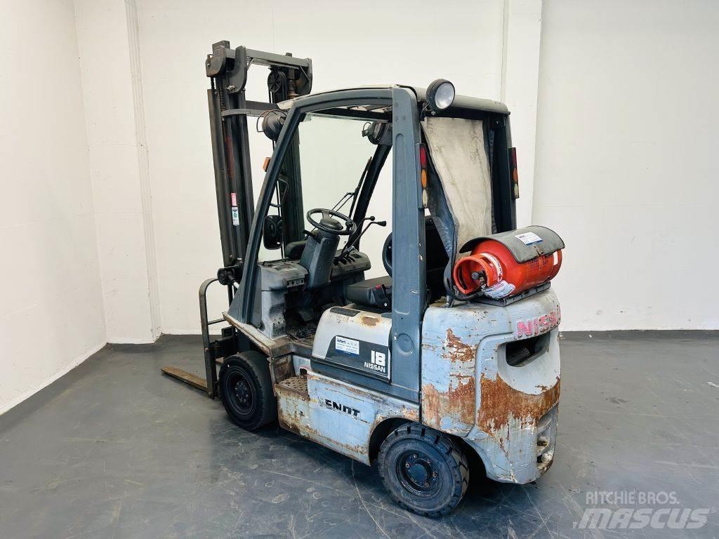 Nissan PD01A18PQ Gas Stapler