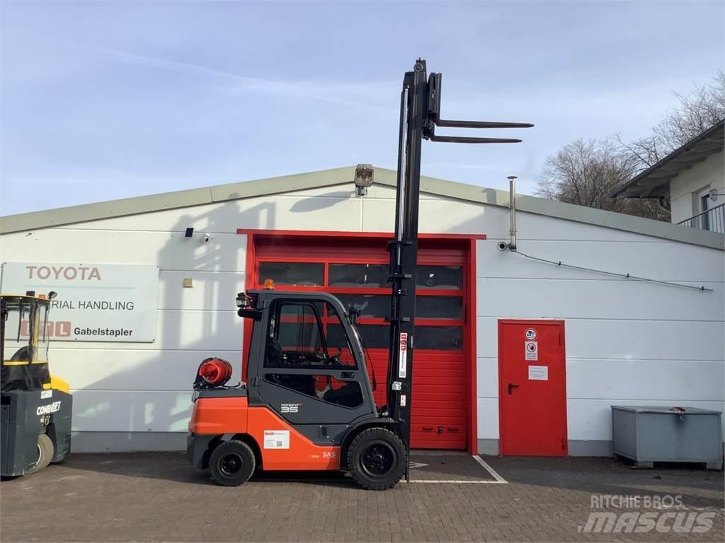 Toyota 8FGJ35F Gas Stapler