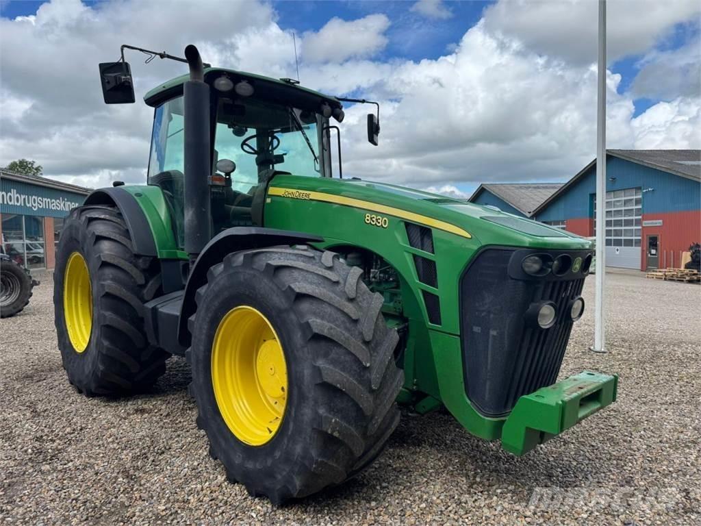 John Deere 8330 Traktoren