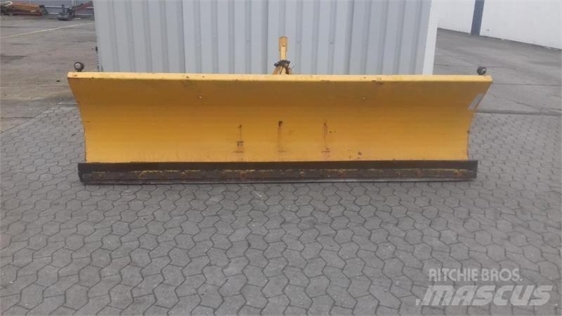  - - - 2.5 MTR Schneeschilde und -pflüge