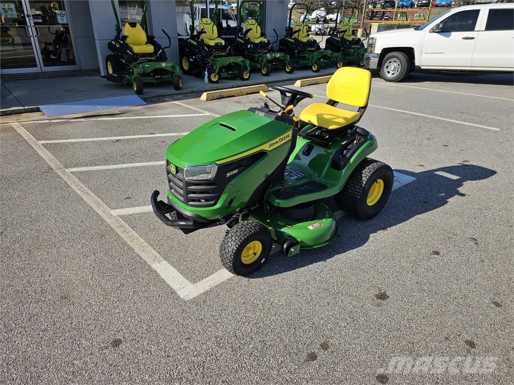 John Deere S220 Reitermäher