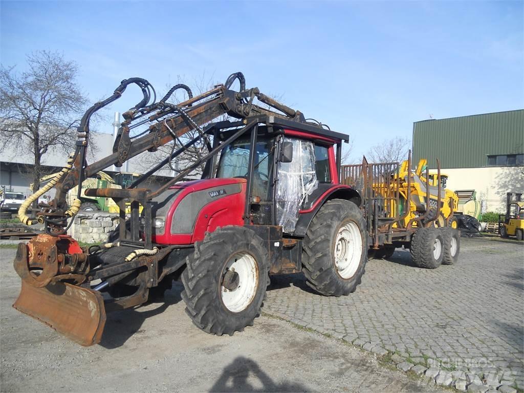 Valtra N121 Krane und Lader