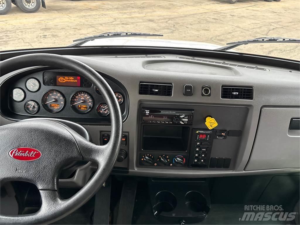 Peterbilt 337 Kastenaufbau