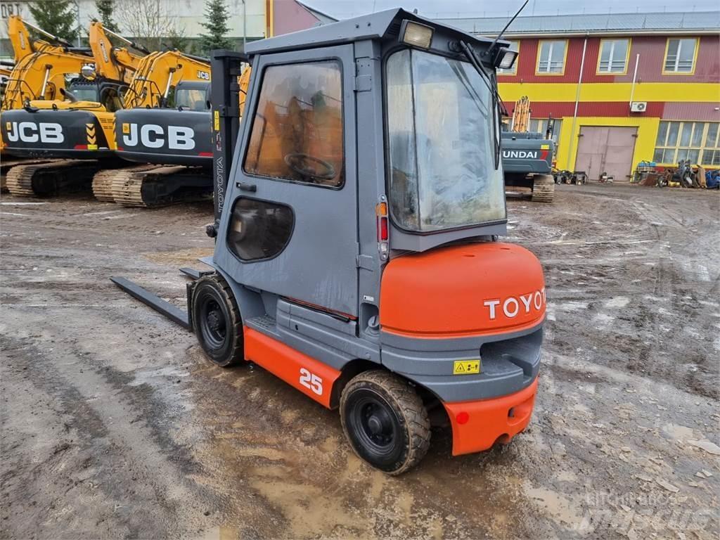 Toyota FD25 Diesel Stapler
