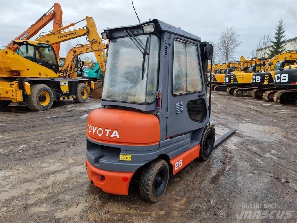 Toyota FD25 Diesel Stapler
