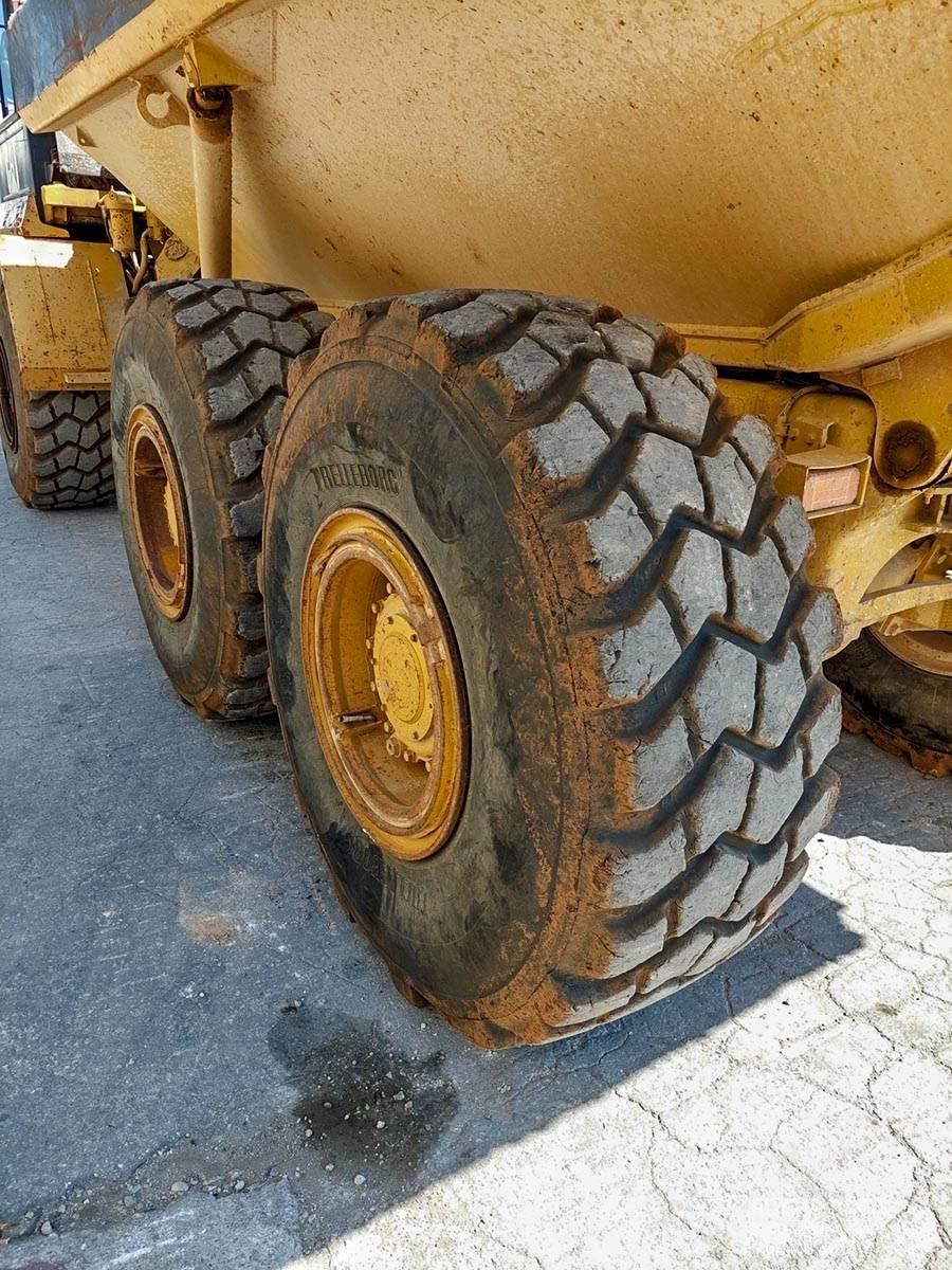 CAT D250E Dumper - Knickgelenk